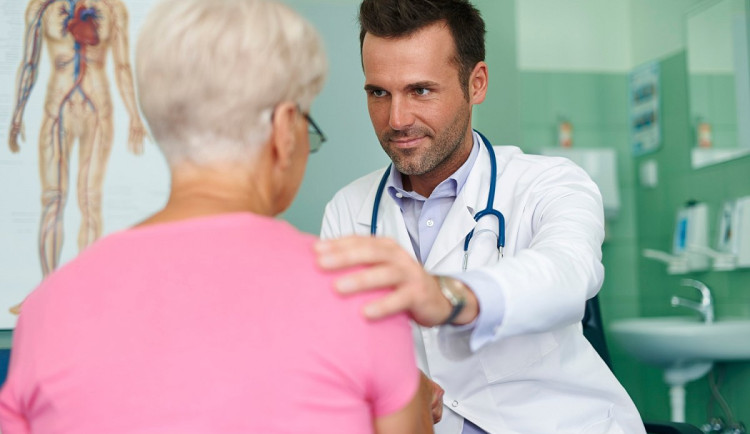 Neurolog, kardiolog, obvoďák. Mnoho Čechů tráví stáří u lékařů