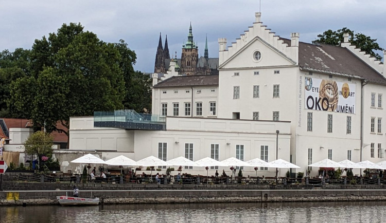 Umělecké proměny nádvoří Muzea Kampa a přilehlého okolí