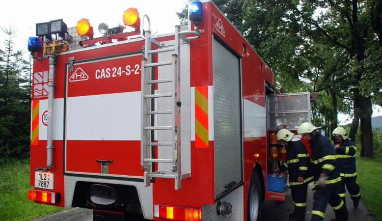 Hasiči zasahují u požáru kotelny bývalé Jitony na Českobudějovicku