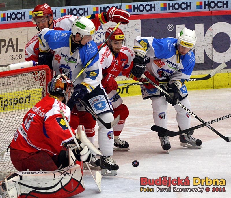 S Indiány Pitulem a Dvořákem (zleva) měli domácí obránci Novák a Mikuš co dělat