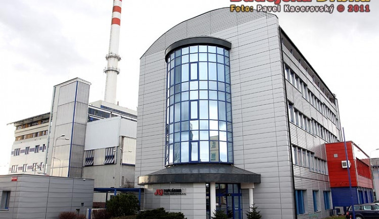 Vichřice utrhla v budějcké teplárně kus střechy