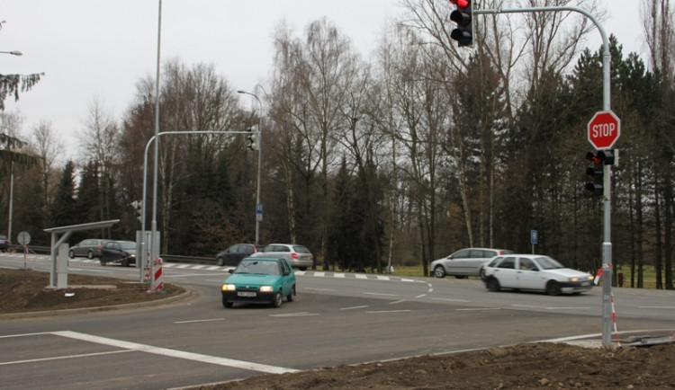 Nové semafory řídí od úterý Dlouhou louku