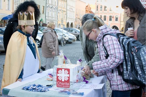 Stánek budějcké Diecézní charity při zahájení tříkrálové sbírky