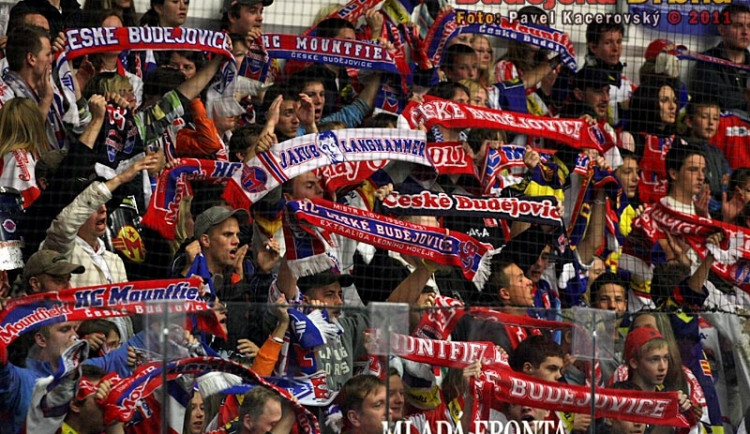 Majitelé permanentek půjdou na fotbal či hokej zdarma!