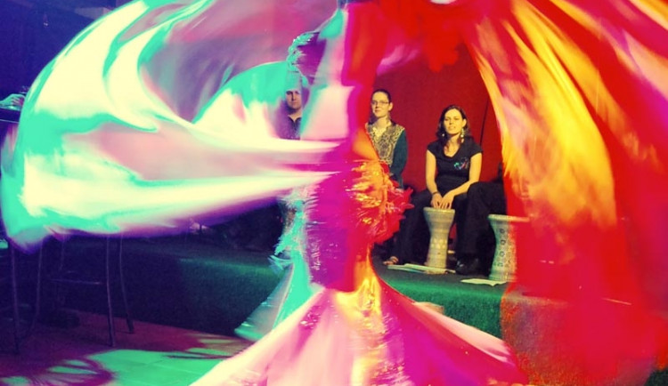 Ve Velbloudu se tančilo do rytmů bubnů