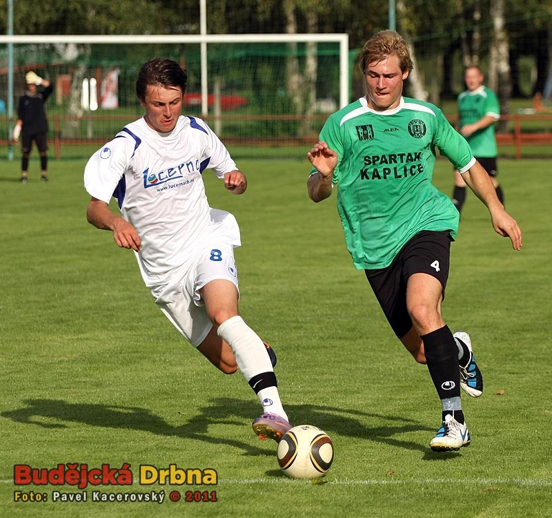 Rudolfov na podzim padl v Kaplici 1:3. Při jarní odvetě však fotbalisté z Perštátu vrátili Spartaku tuto porážku i s úroky. Na snímku Miroslav Syrovátka (vlevo) a kaplický Josef Gondek