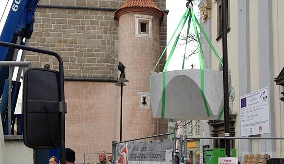 Do katedrály sv. Mikuláše přivezli novou oltářní mensu