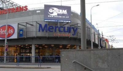 Mladík pád z Mercury centra přežil, je ale vážně zraněn