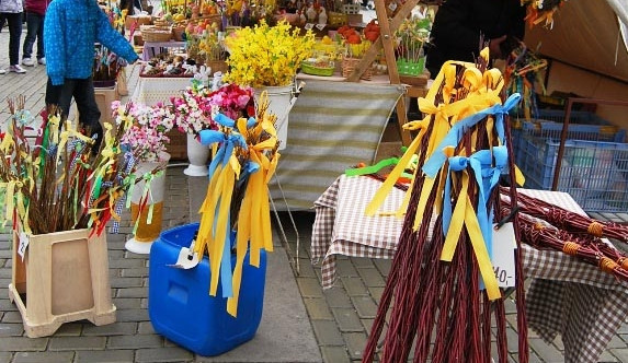 Budějcké Jarní trhy letos neměly na růžích ustláno