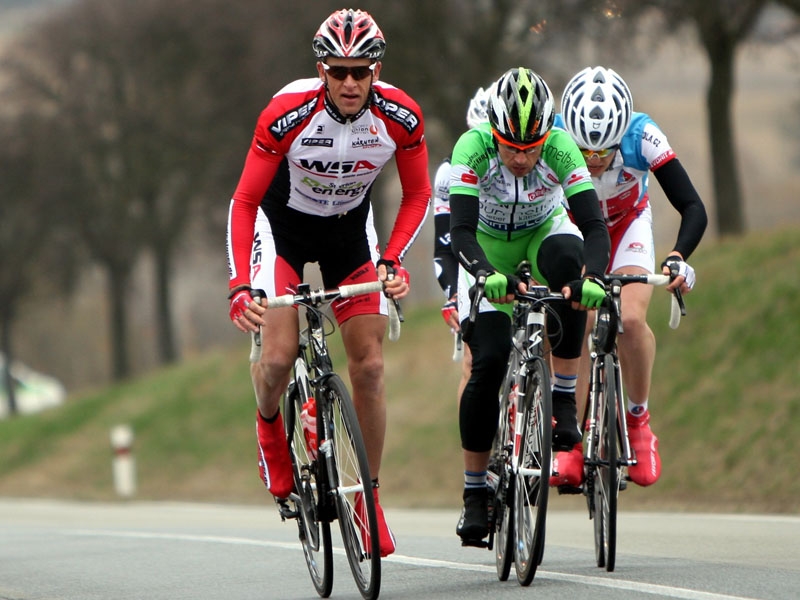 Adam Homolka na čele úniku při sobotním závodě Brno - Velká Bíteš - Brno.