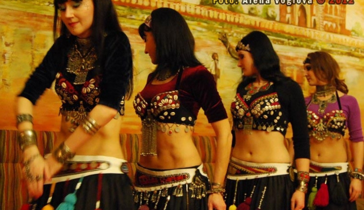 Tanečnice se zase rozvlní do rytmů orientální hudby