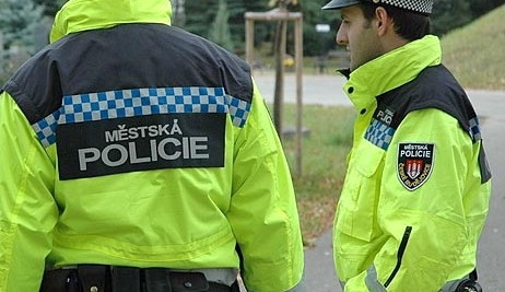 Muži s hypoglykemickým záchvatem pomáhali strážníci