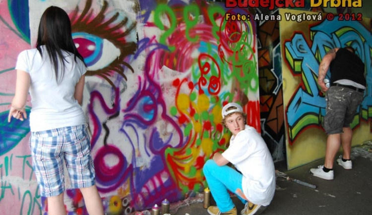 Na Zátkově nábřeží se dovádělo se spreji za zvuku bubnů