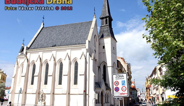 Zaprášené regály jsou pryč, nahradí je i zlato