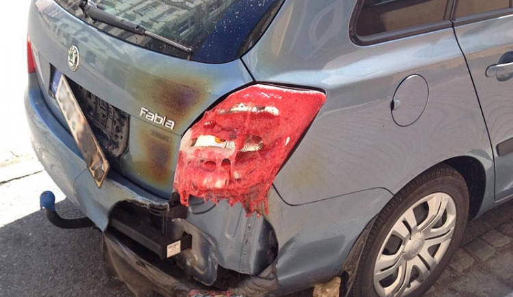 Plameny z hořících kontejnerů zasáhly i parkující auto