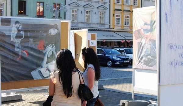Studentské obrazy zdobí náměstí Přemysla Otakara II.