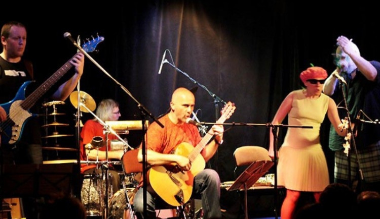 Svérázné tóny kapely Jablkoň dnes zazní ve Slavii