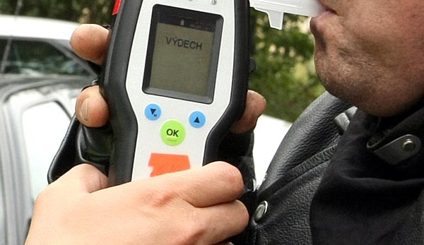 Opilý muž usedl za volant, nadýchal 1,6 promile