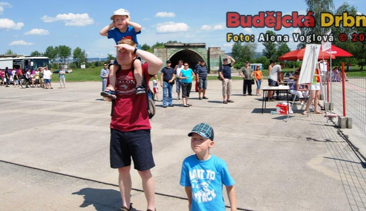 Vzduchem létaly stroje s návštěvníky dne otevřených dveří