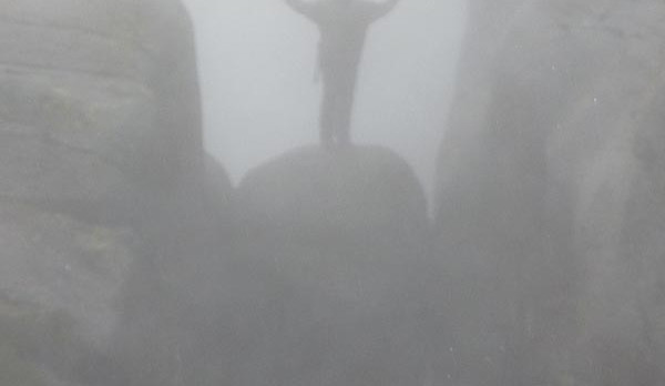 Kámen nad propastí zaseknutý ve skále, to je Kjerag