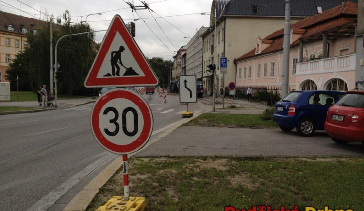Stavba nové zastávky sebrala řidičům jeden jízdní pruh