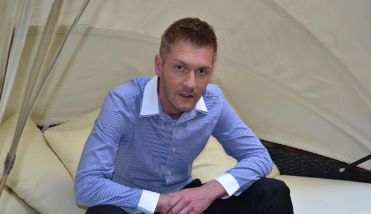 Desítka finalistů soutěže gayů přijede do Budějc