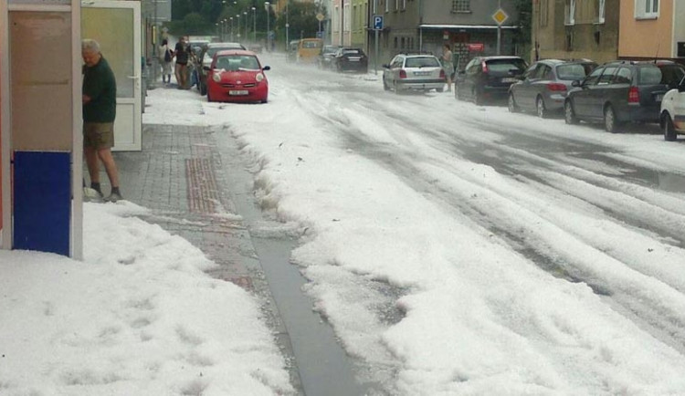 Při bouři padaly na město až třícentimetrové kroupy