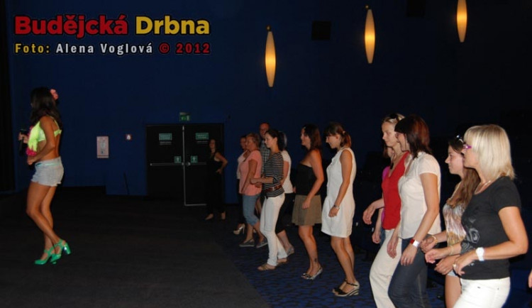 Na srpnové Dámské jízdě v CineStaru se tančila salsa