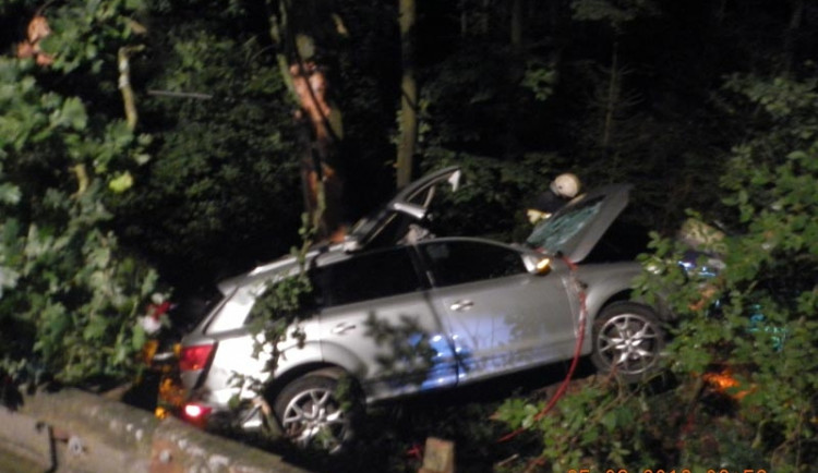 Tragédie u Trocnova, náraz do stromu nepřežil řidič Audi Q7