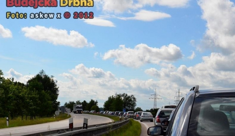 Řidiče na jihu Čech čeká náročný víkend