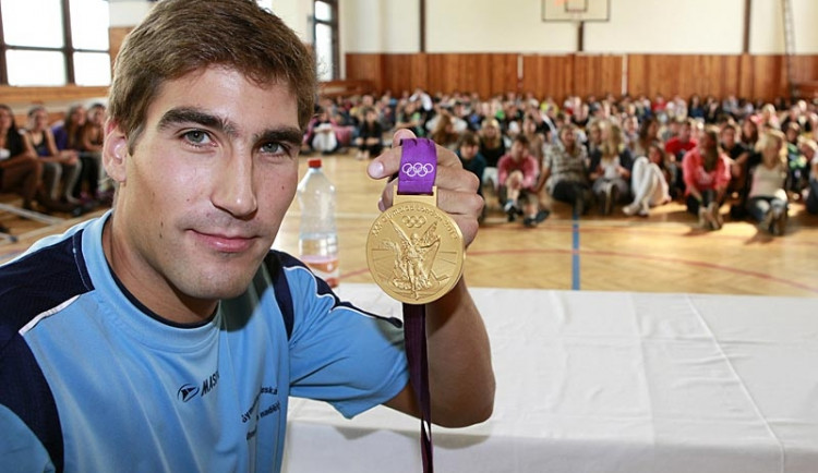 FOTO: David Svoboda přinesl studentům ukázat zlato