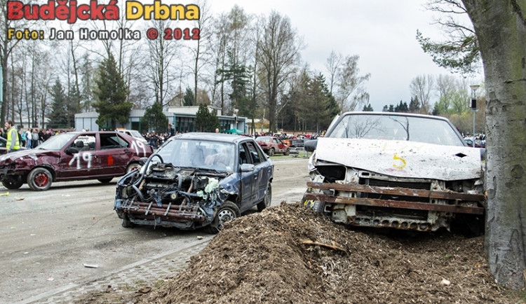 Demoliční derby se pojede poprvé v šotolinové aréně