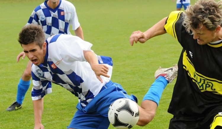 Počasí fotbalistům nepřálo, o víkendu hrála jen Hluboká