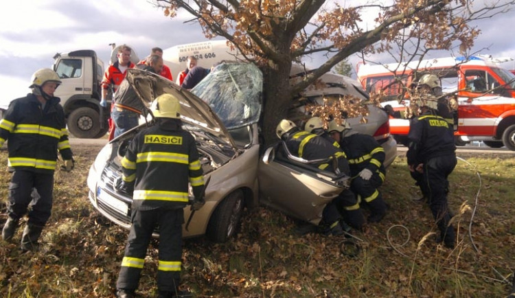 Náraz do stromu u Plané nepřežila řidička volkswagenu