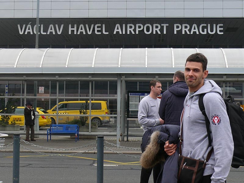 Volejbalisté Novosibirsku na pražském letišti