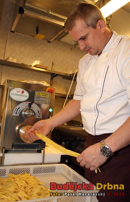 Kuchař Petr Šmídek při výrobě těstovin tagliatelle