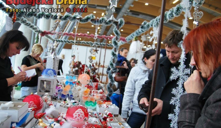 Ne všichni prodejci nabízeli na trzích vánoční zboží