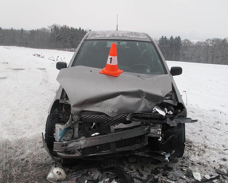 Toyota Yaris řidičky, která nezvládla řízení a narazila do protijedoucího Peugeotu 206