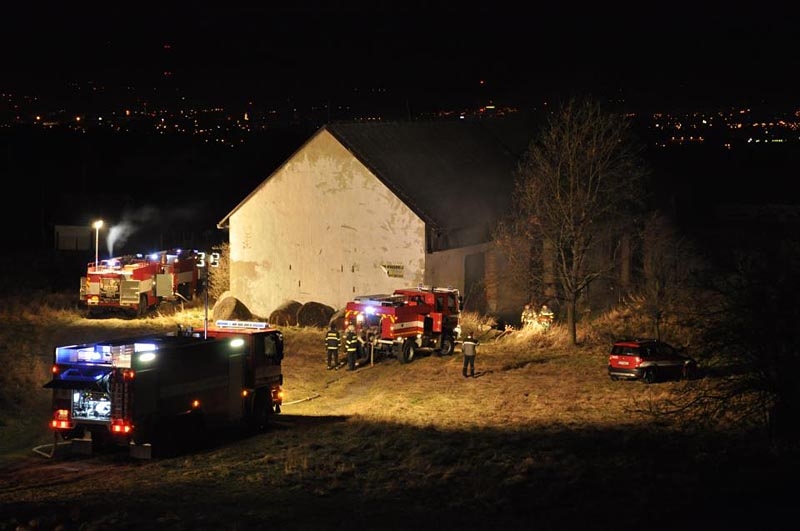 Ve skladu slámy v Hůrách shořelo asi dvacet balíků