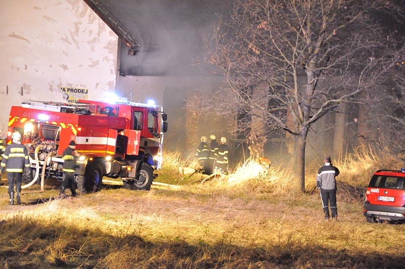 Ve skladu slámy v Hůrách shořelo asi dvacet balíků