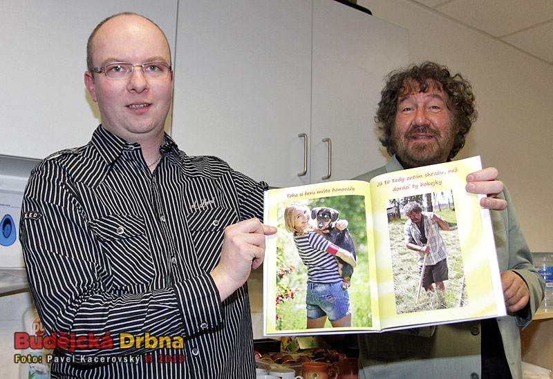 Troška dostal od kolegů ze štábu fotoknihu jako vzpomínku na natáčení