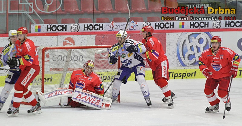 Tomáš Žižka, střelec prvního gólu Komety, zatápí před Jakubem Kovářem