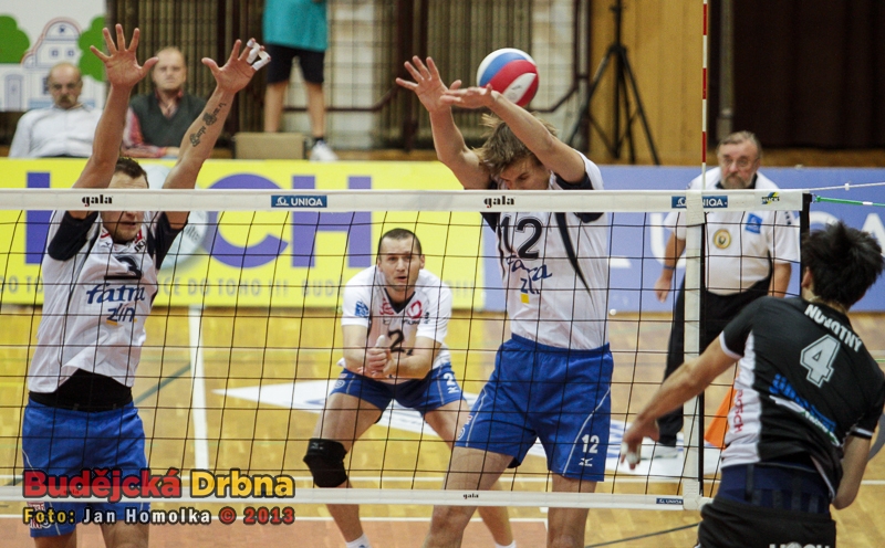 Smeč Jakuba Novotného do bloku Čechmánka a Kostolániho