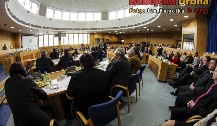 Komunistický radní Václav Kučera kvůli StB funkci neopustí