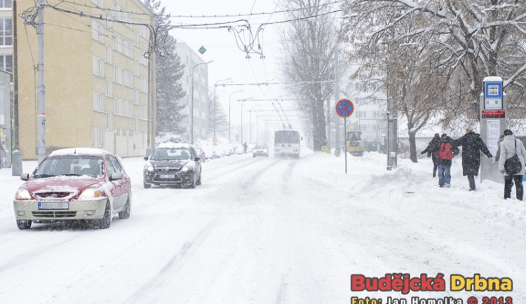 Sníh zasypal silnice, řidiči musí být pozorní