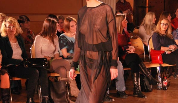 FOTO: Odvážné modely zvedaly muže ze židlí