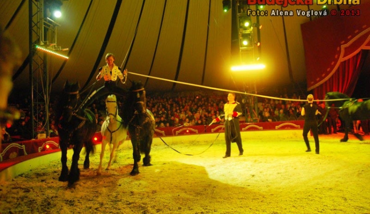 FOTO: Ve švýcarském cirkuse zavlála česká vlajka