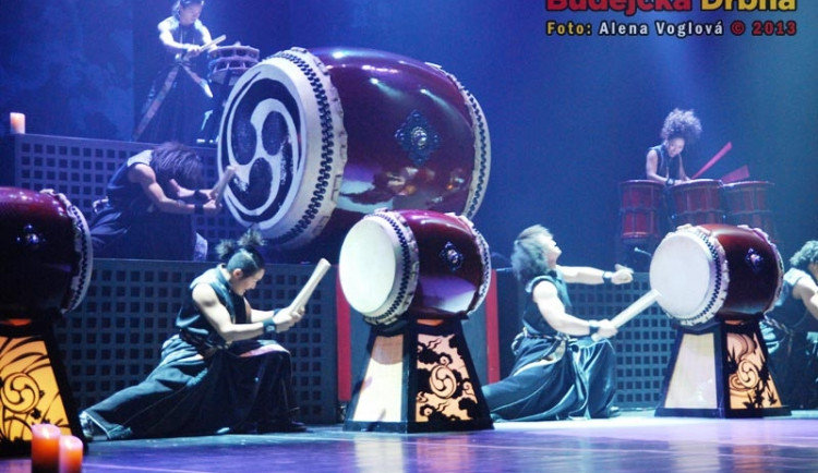 Nadšené publikum aplaudovalo bubeníkům ve stoje