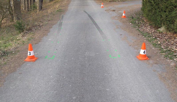 Zraněného cyklistu cestou do nemocnice vysadil z auta