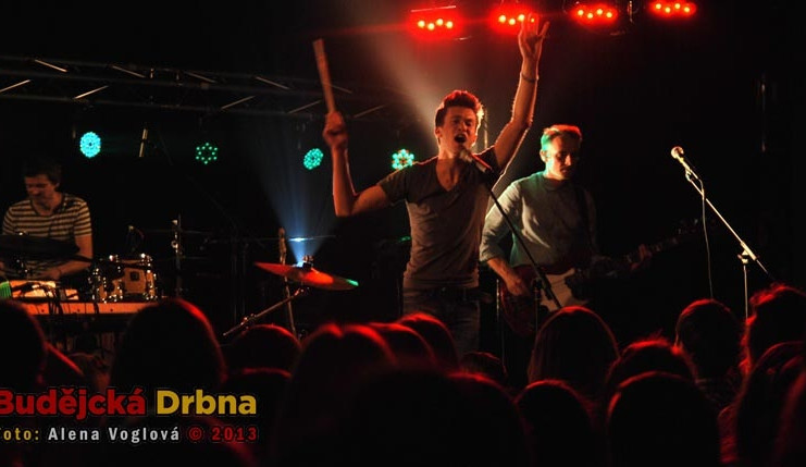 Při koncertu Charlie Straight tály dívky jako zmrzlina